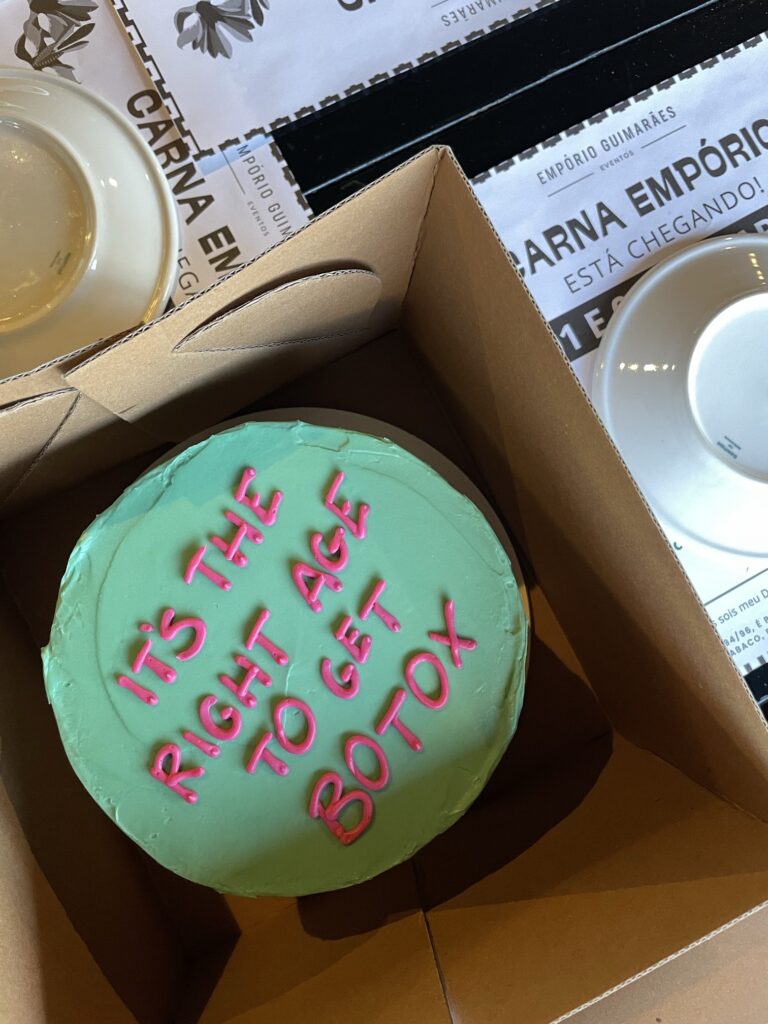 Torta s natpisom „Time to get Botox“