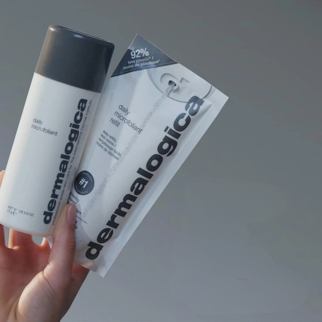 Dermalogica Daily Microfoliant i refill pakiranje s 92 posto manje plastike u ruci korisnice
