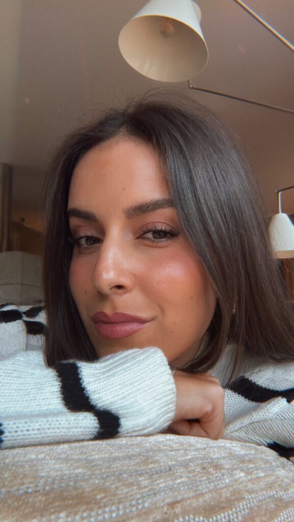 Žena iz profila s jasno vidljivim oblikom nosa