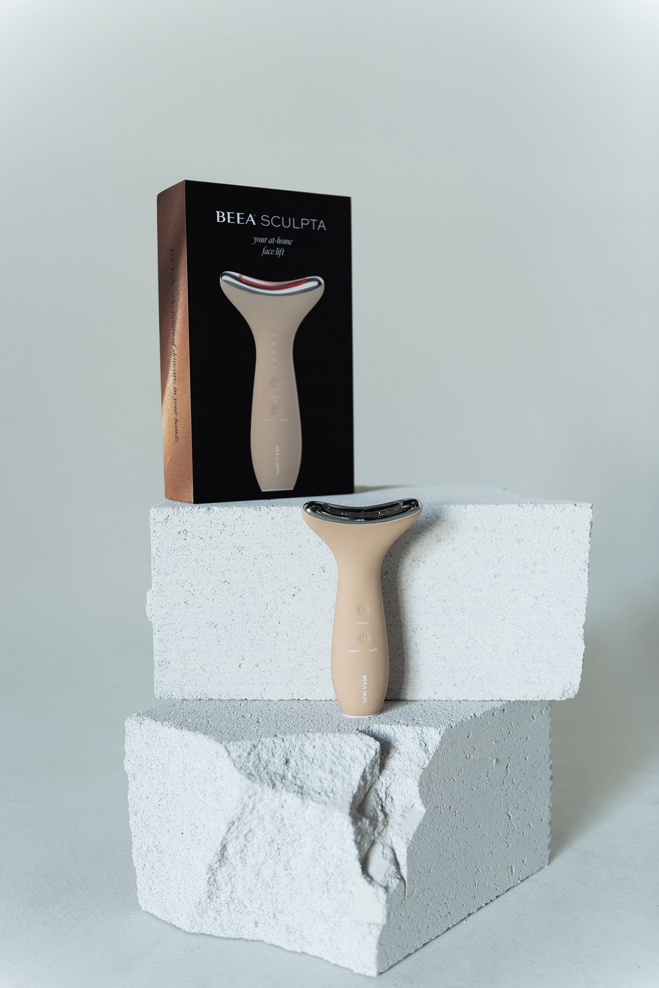 BEEA SKIN Uređaj za lifting lica i vrata SCULPTA 4 u 1
