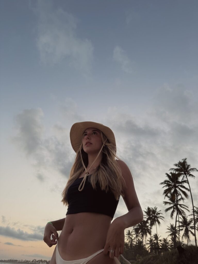 Žena na plaži sa šeširom