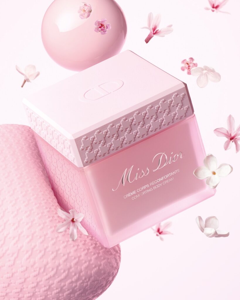 Miss Dior comforting body cream u mat ružičastoj staklenoj ambalaži s pepita poklopcem i lebdećim cvjetovima