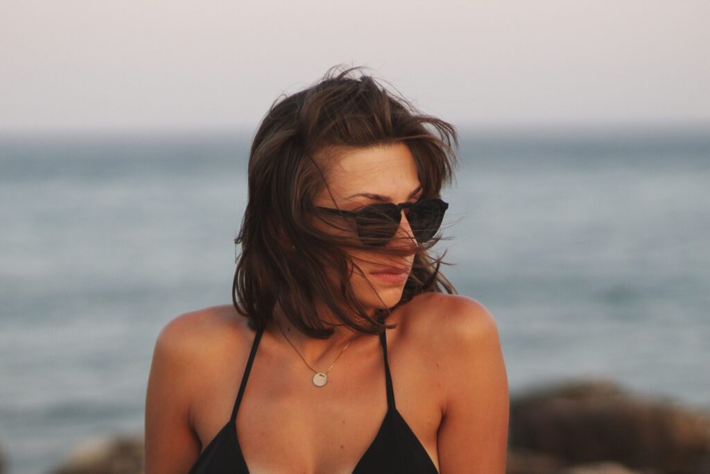 Žena sa sunčanim naočalama na plaži