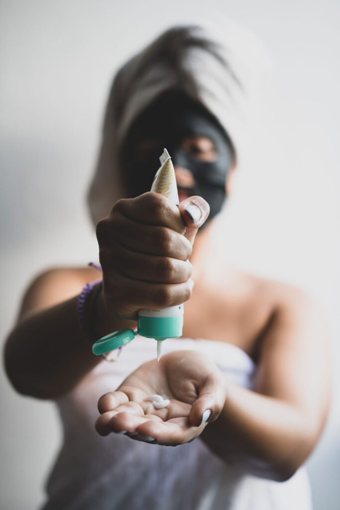 Žena nanosi kozmetički proizvod na dlan tijekom rutine njege kože