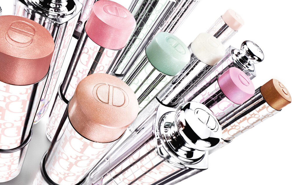 Dior Backstage make-up proizvodi u ružičastim, zelenim i brončanim nijansama, s metalik i prozirnim pakiranjima na bijeloj pozadini