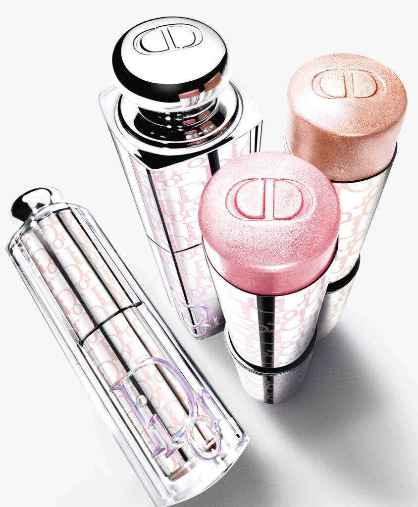 Dior Backstage highlighteri i make-up proizvodi u ružičastim i srebrnim pakiranjima, snimljeni na bijeloj pozadini
