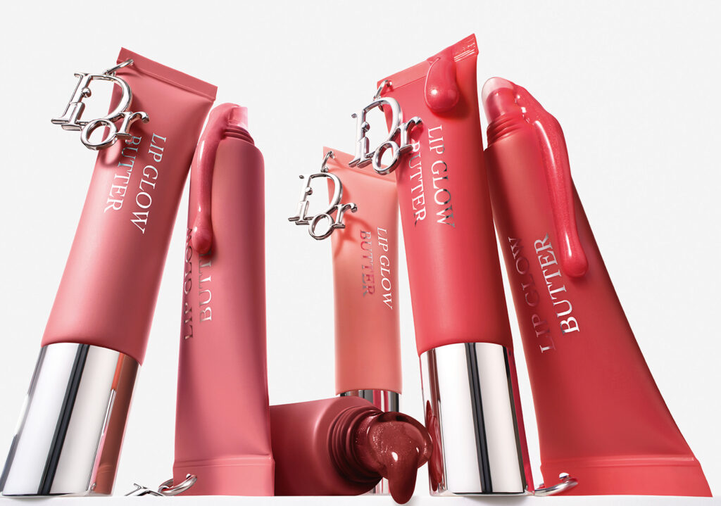 Dior Lip Glow Butter proizvodi u više ružičastih nijansi, s metalnim čepovima i privjescima s logotipom