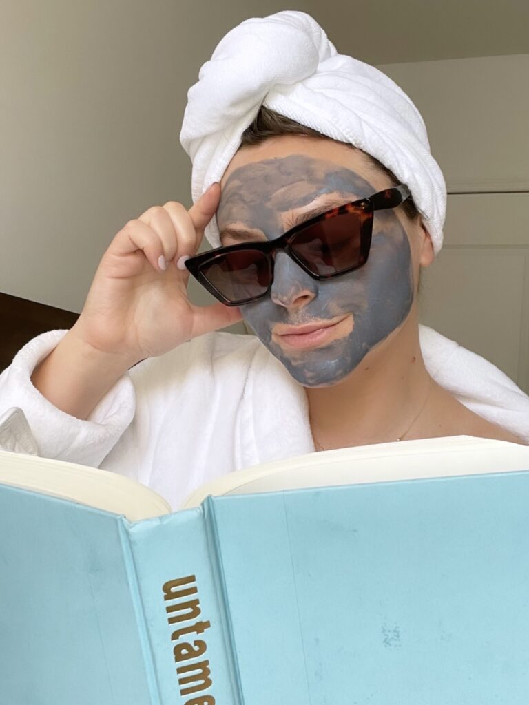 Žena s njegujućom maskom na licu
