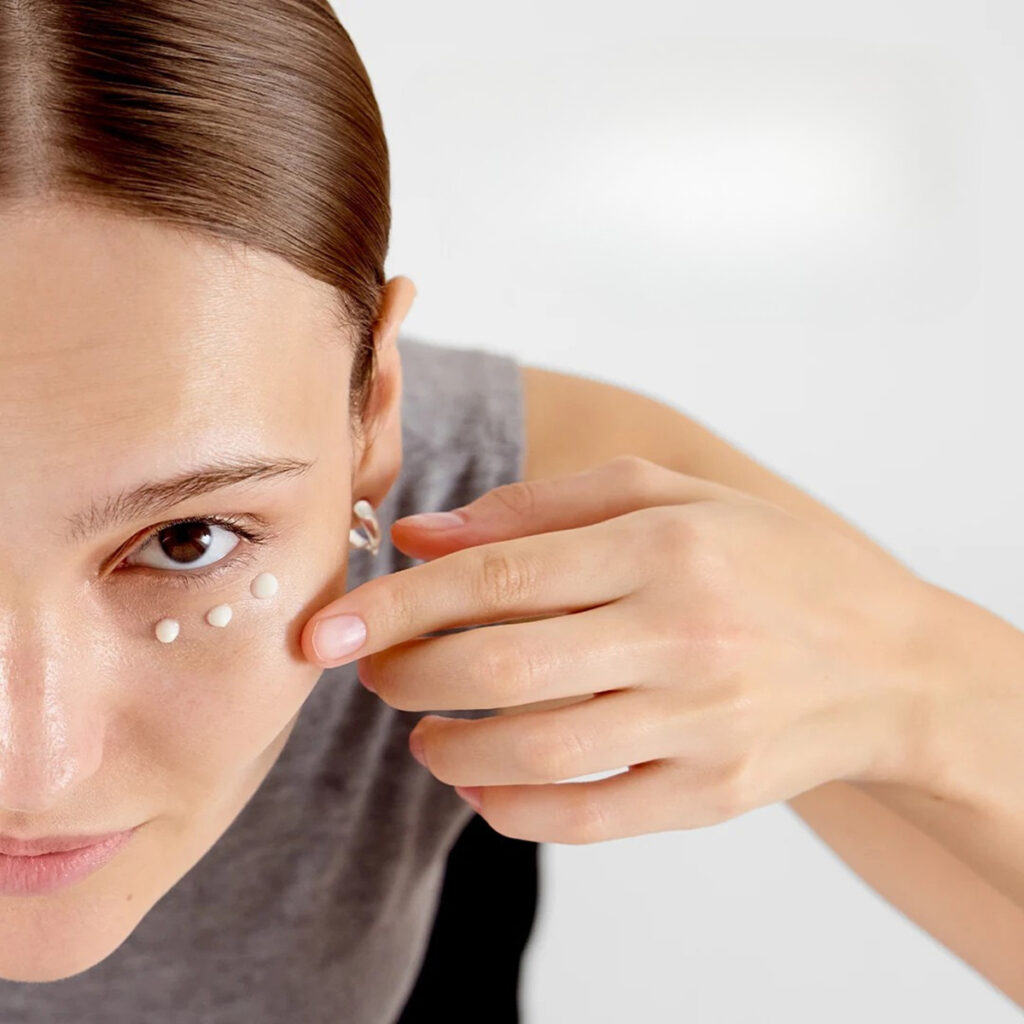 Model s Dermalogica Smart Eye Density serumom na okoloočnom području u beauty kampanji