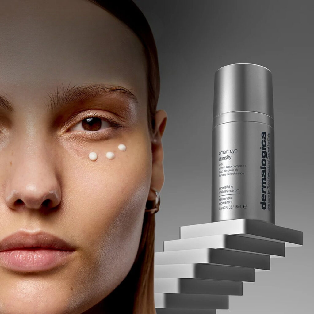 Dermalogica Smart Eye Density serum uz model s nanesenim proizvodom ispod oka