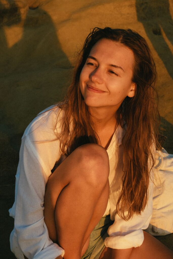 Žena na plaži s hidratiziranim i njegovanim izgledom kože