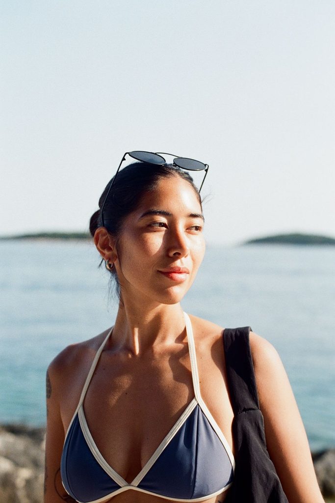 Žena na plaži na suncu