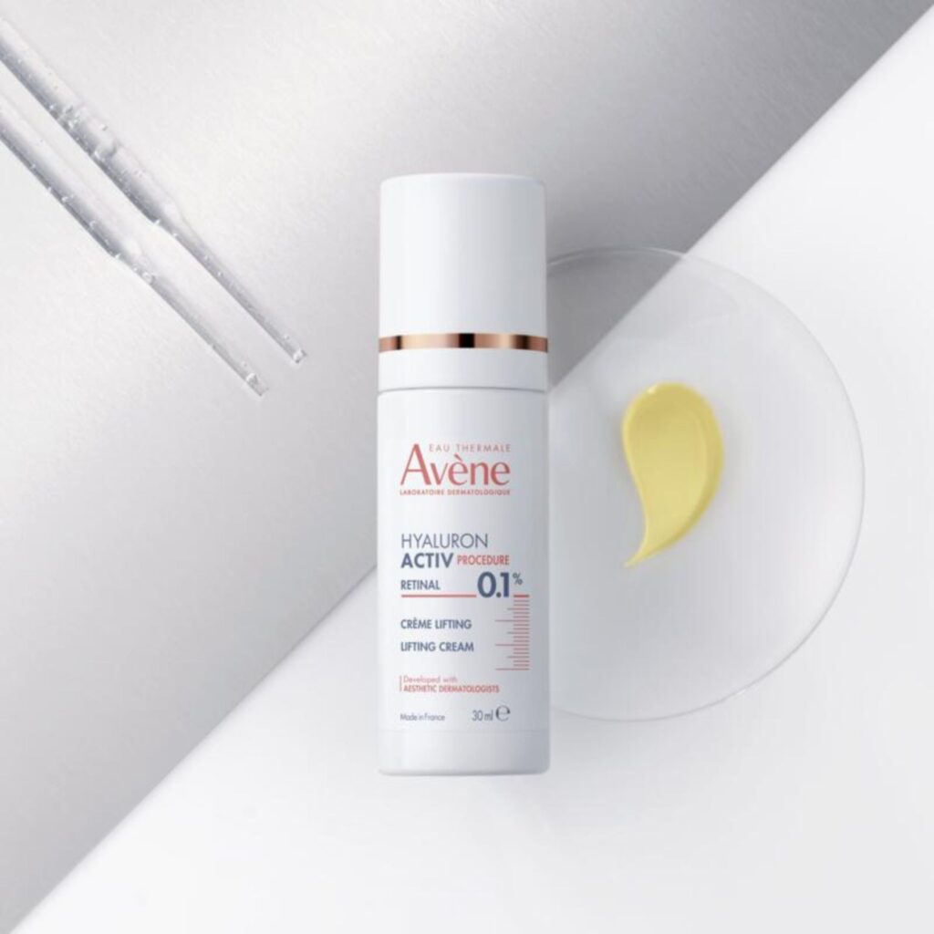 Avène Hyaluron Activ Procedure Lifting krema s 0,1% retinala uz prikaz teksture proizvoda i pipeta.