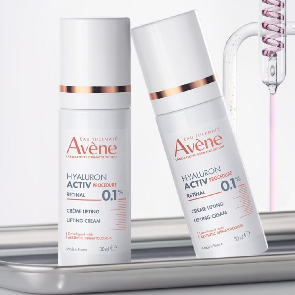 Avène Hyaluron Activ Procedure Lifting krema s 0,1% retinala uz prikaz teksture proizvoda i pipeta.