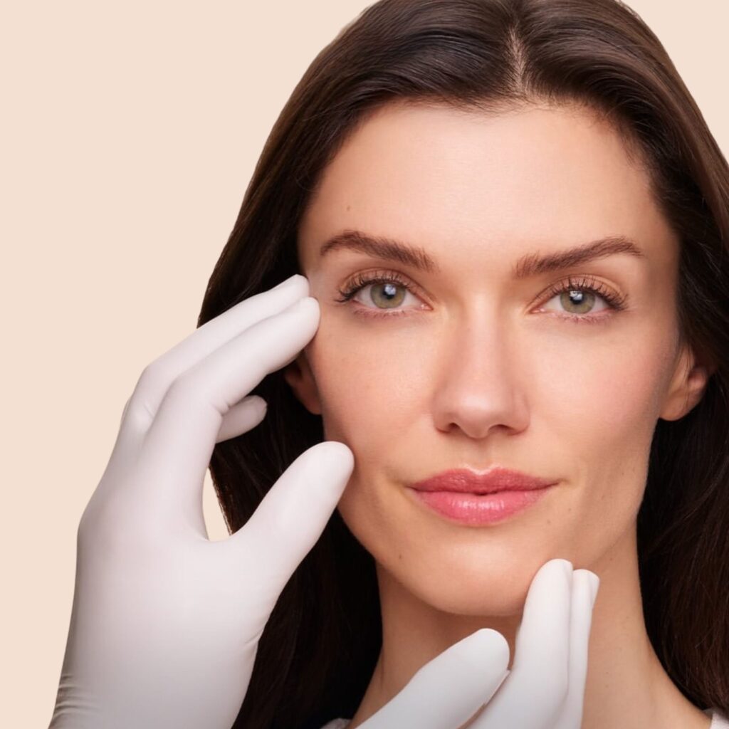 Žena nanosi Avène Hyaluron Activ Procedure Lifting kremu s 0,1% retinala na lice