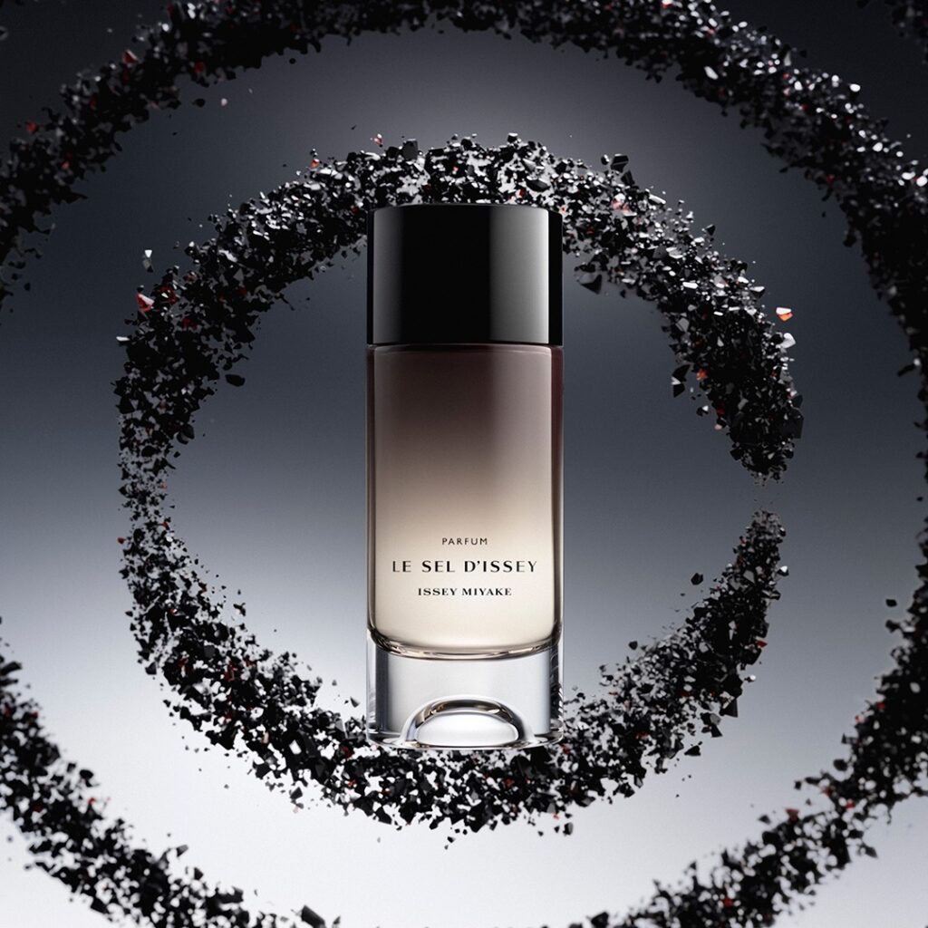 Le Sel d’Issey Parfum Issey Miyake bočica u tamnoj kampanji s mineralnim fragmentima
