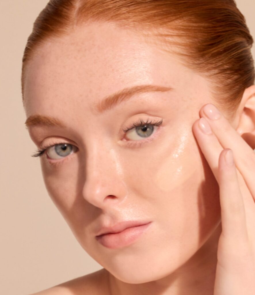 Model s prirodno blistavim tenom nakon nanošenja Jane Iredale Glow Fixation SPF 30