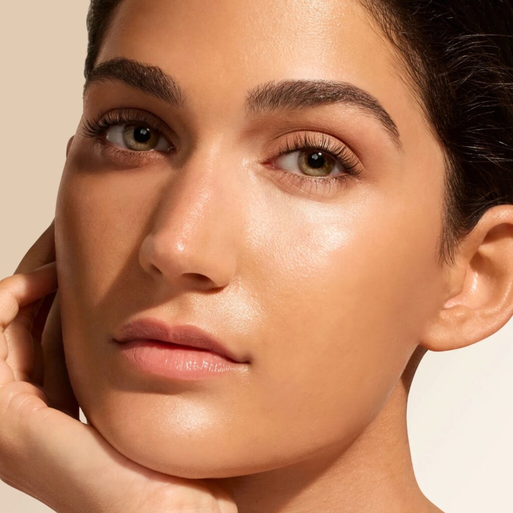 Model s prirodno blistavim tenom nakon nanošenja Jane Iredale Glow Fixation SPF 30