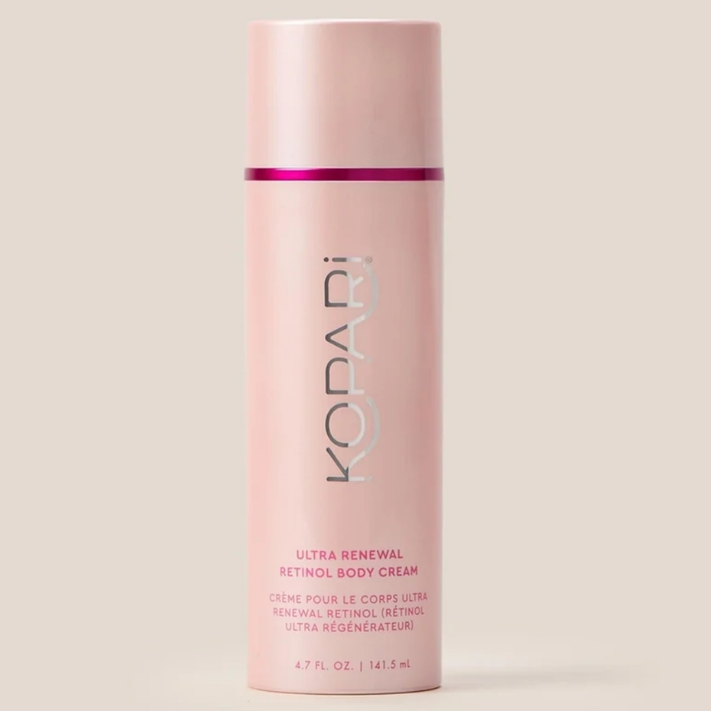 Kopari Ultra Renewal Retinol Body Cream u ružičastoj cilindričnoj bočici na nježnoj bež pozadini