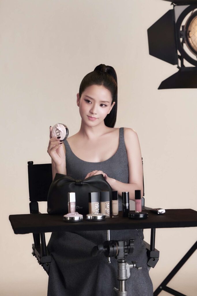 Diorova ambasadorica s Forever On Set Powderom i Dior make-up proizvodima na setu