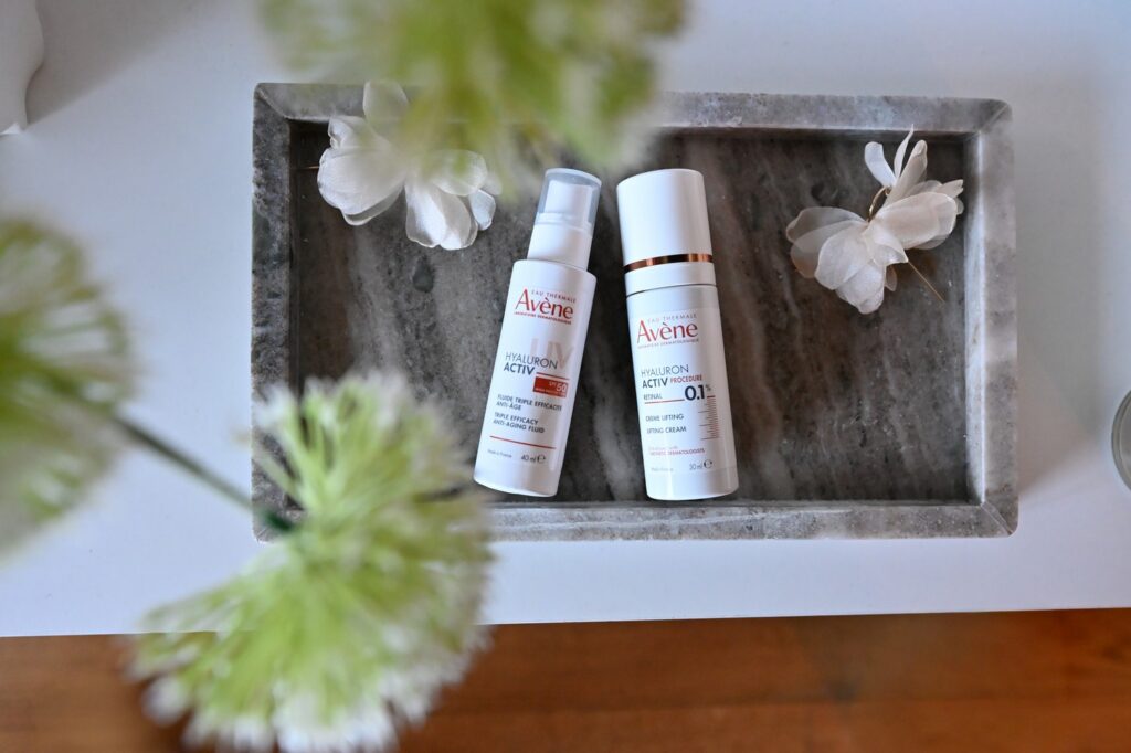 Avène Hyaluron Activ UV SPF 50 fluid i Hyaluron Activ Procedure lifting krema s retinalom u rukama