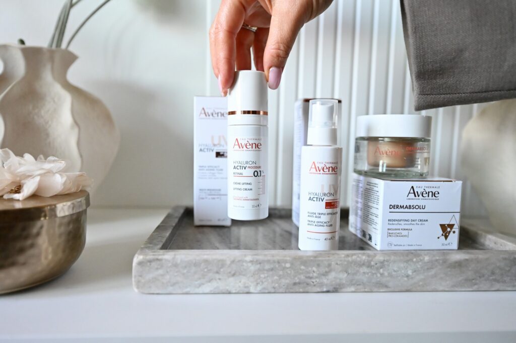 2. Avène Hyaluron Activ UV SPF 50 fluid i Hyaluron Activ Procedure lifting krema s 0,1 % retinala na sivom mramornom pladnju