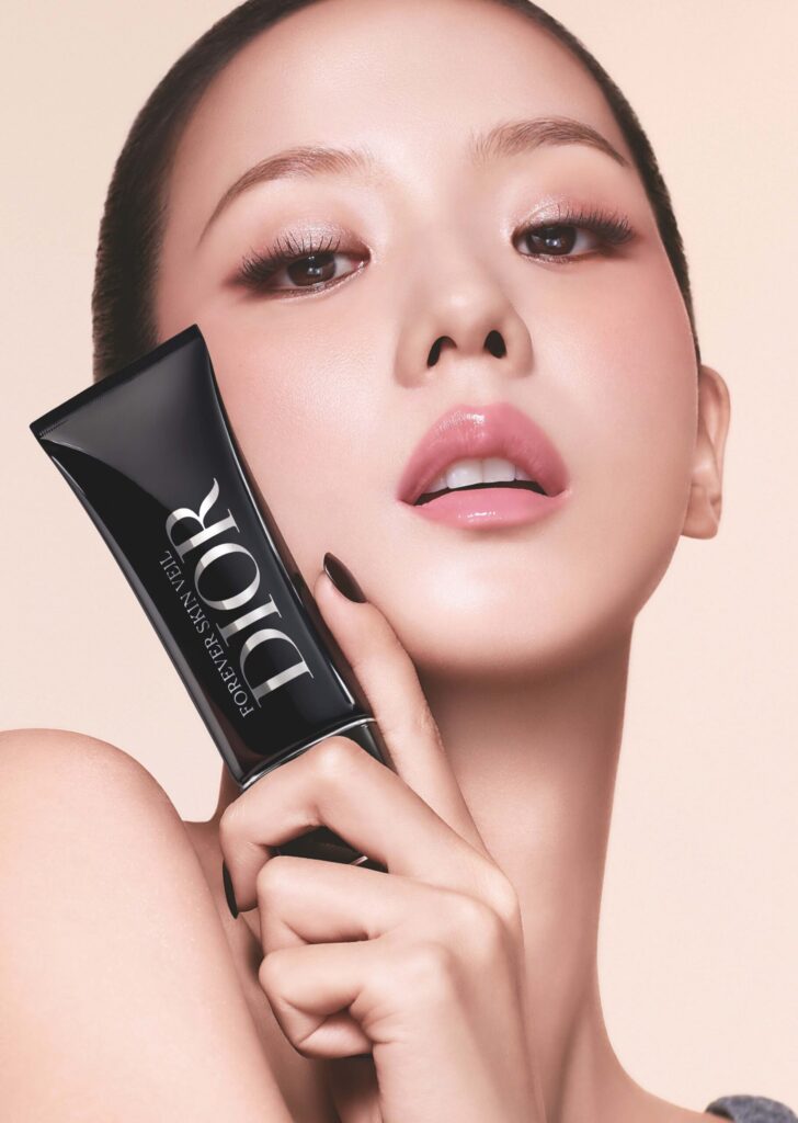 Dior Forever Skin Veil primeri u crnoj ambalaži na tamnoj podlozi