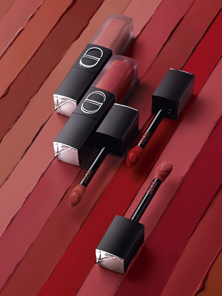 Dior Rouge Dior On Stage kolekcija mat ruževa u elegantnoj crnoj ambalaži sa srebrnim CD monogramom na crvenoj pozadini